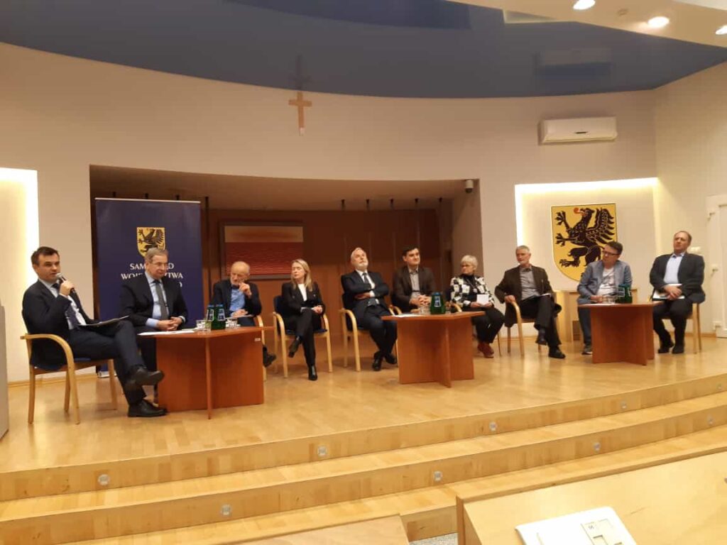 Wybór lokalizacji, troska o środowisko i koszty budowy elektrowni jądrowej. Podsumowanie konferencji Elektrownia Jądrowa na Pomorzu