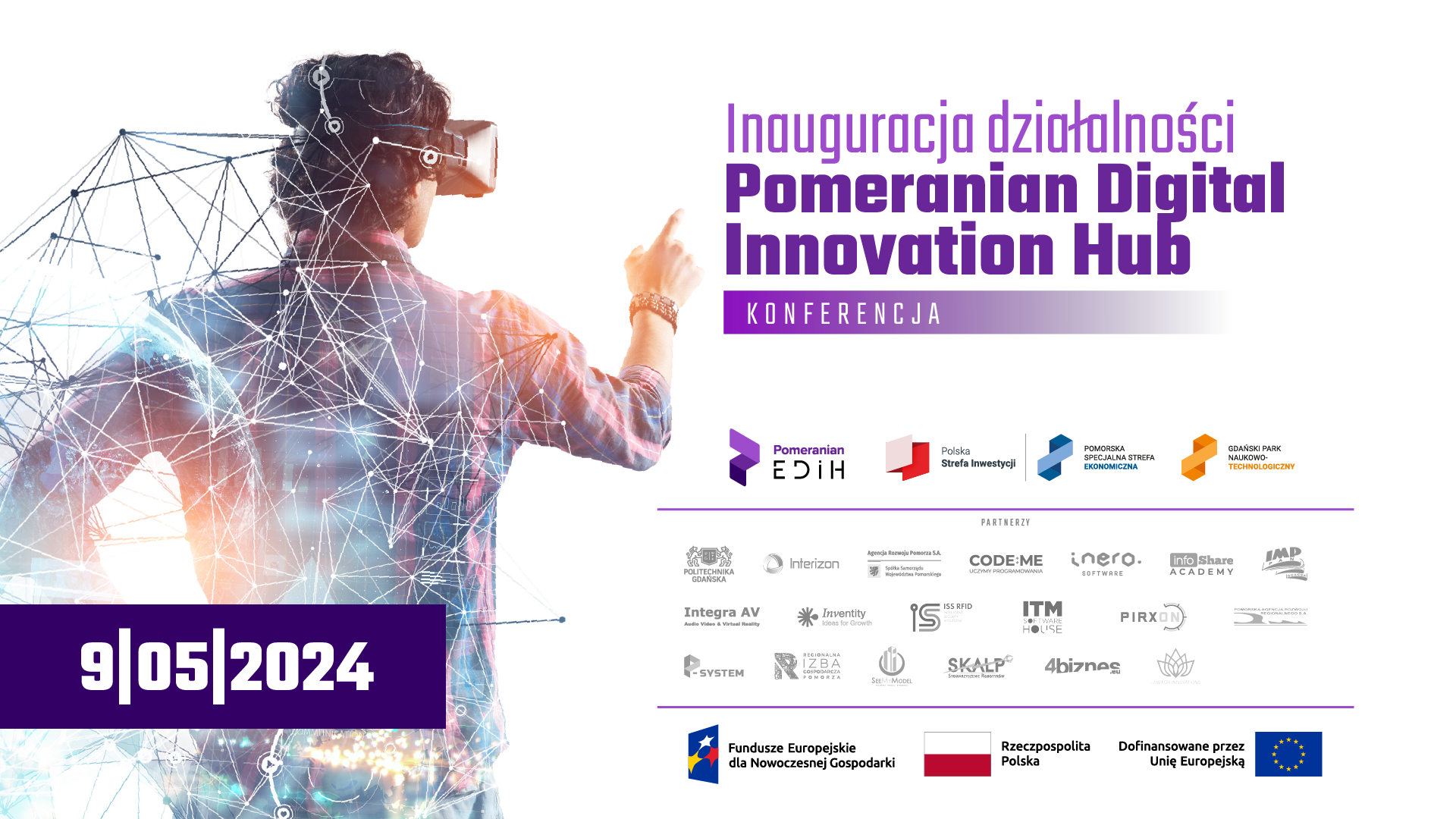Po prawej stronie znajduje się logo Pomeranian Digital Innovation Hub oraz loga partnerów wydarzenia. Po lewej stronie znajduje się mężczyzna w okularach goglach VR odwrócony plecami na tle abstrakcyjnych elementów technologicznych takich linie, siatki.
