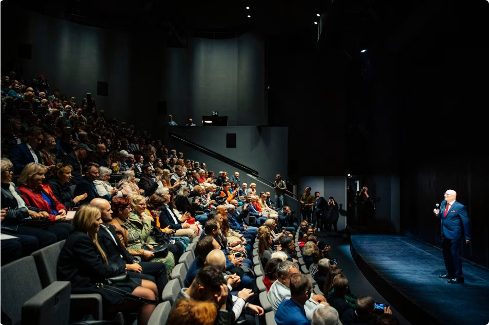 widownia w teatrze pełna ludzi