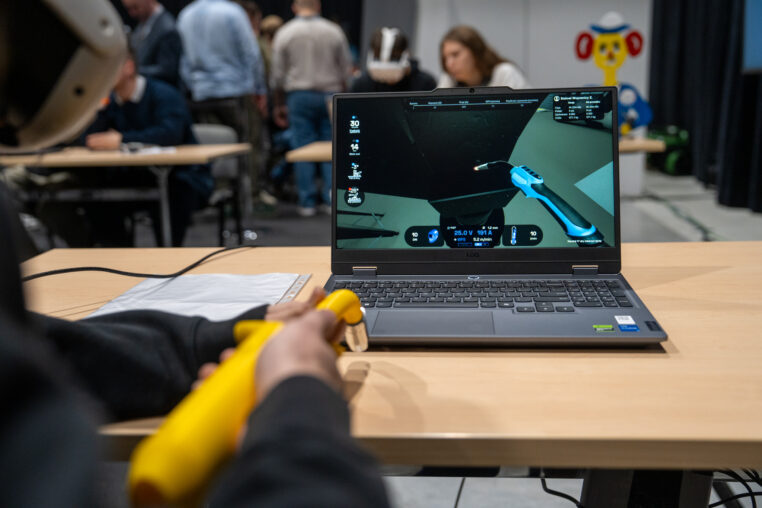 laptop i narzędzie do spawania