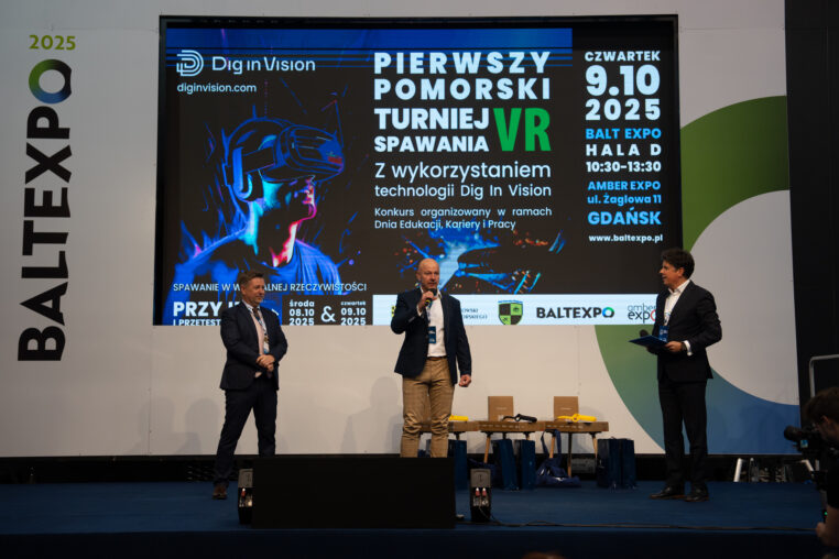 scena główna i prowadzący spotkanie