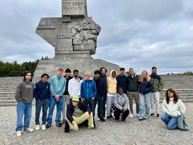 grupa studentów na tle pomnika Westerplatte