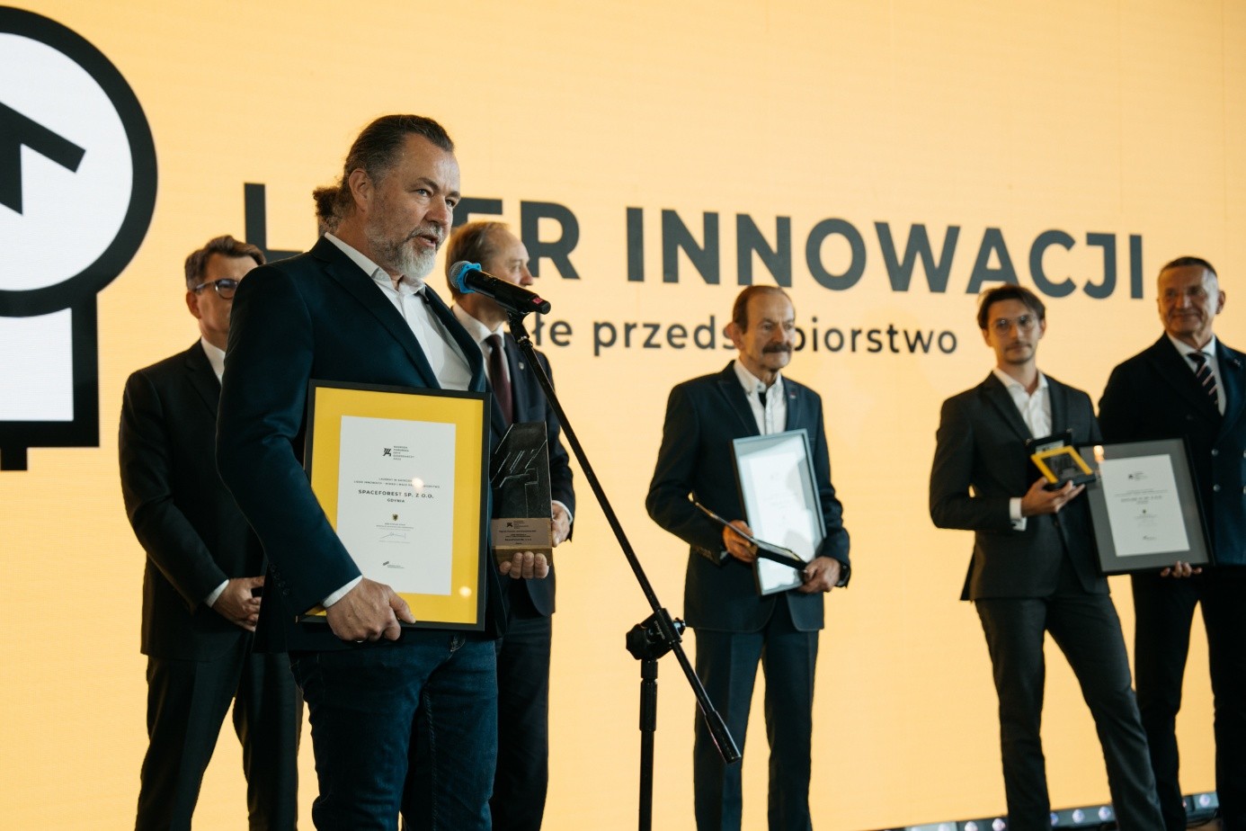 Prezes zarządu SpaceForest odbiera nagrodę Gryf Gospodarczy