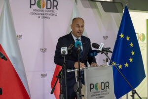 Aleksander Mach, dyrektor PODR, stojący przy mównicy i zabierający głos