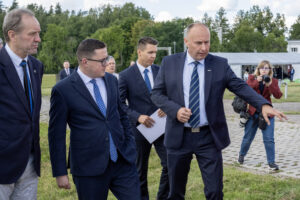 Idąca grupa mężczyzn