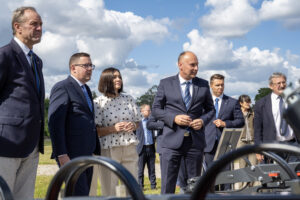 Stojąca grupa ludzi