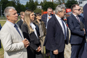 Stojąca grupa ludzi