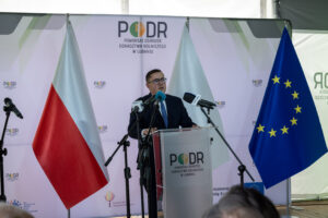 Mężczyzna stojący przy mównicy i zabierający głos