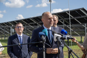Przemawiający na powietrzu Aleksander Mach, dyrektor PODR