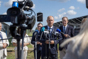 Przemawiający na powietrzu Aleksander Mach, dyrektor PODR