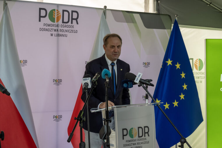 Mieczysław Struk, marszałek województwa pomorskiego, stojący przy mównicy i przemawiający